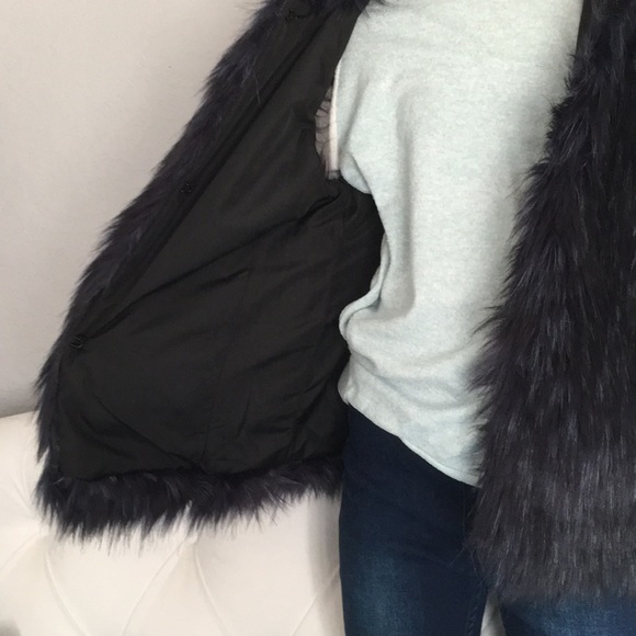 Girls faux fur hooded vest - Picture 5 of 8
